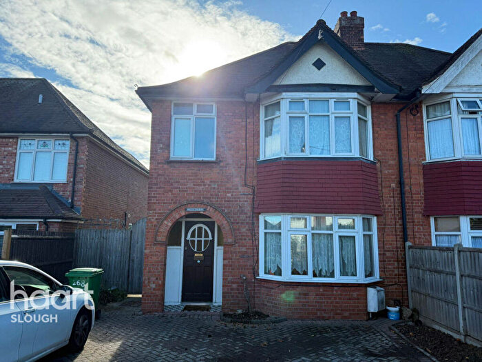 3 Bedroom Semi-Detached House For Sale In Langley Road, Slough, SL3