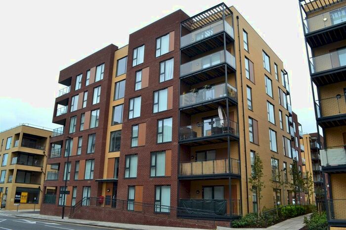 Studio To Rent In Grove Park, London, Greater London, NW9