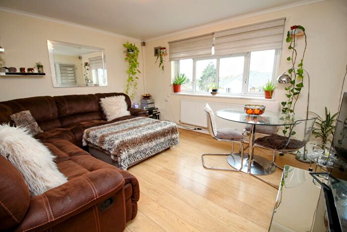 3 Bedroom Flat For Sale In Longhayes Avenue, Chadwell Heath, RM6