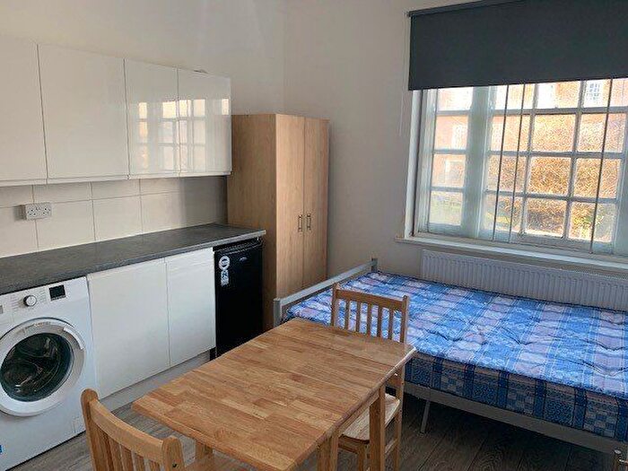 Studio To Rent In Finchley Road, London, NW11