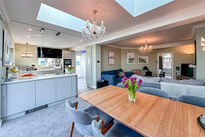 2 Bedroom Bungalow For Sale In North Close, St. Albans, Hertfordshire, AL2