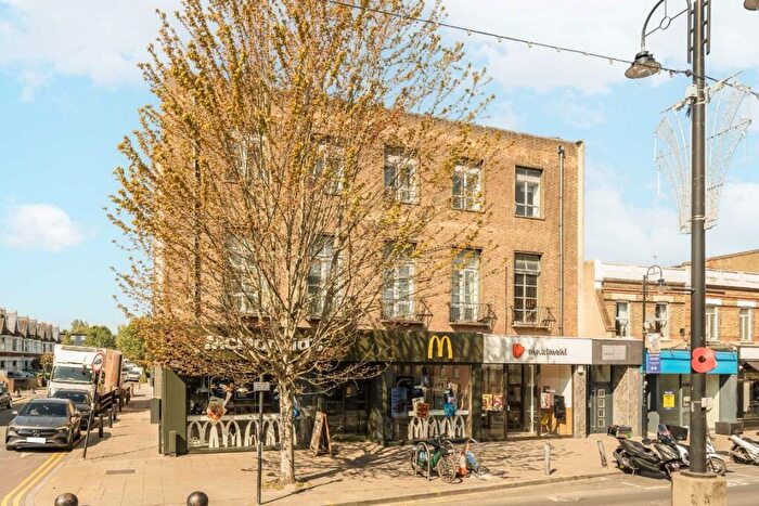 Flat To Rent In High Street, New Malden, KT3