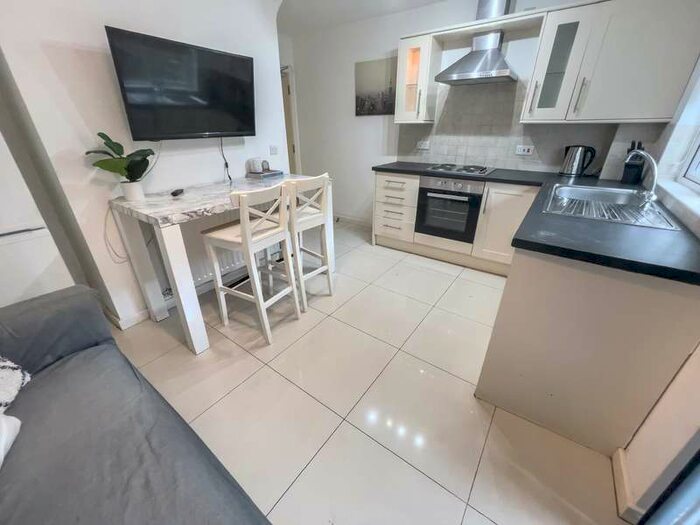 5 Bedroom House To Rent In Stanza Court, L5 5bh,