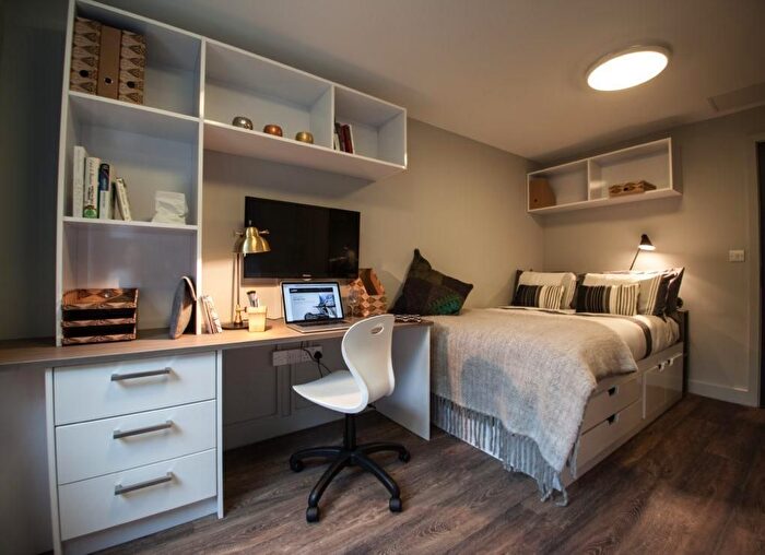 Studio To Rent In Halsmere Road, London, SE5