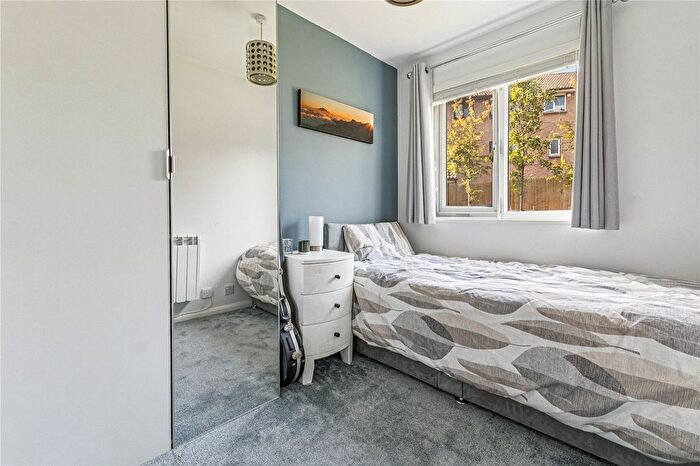 2 Bedroom Flat For Sale In Crowthorne Close, London, SW18