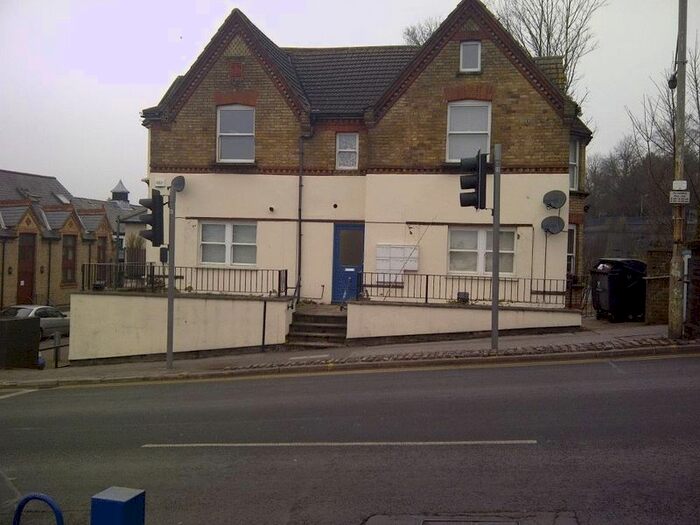 1 Bedroom Flat To Rent In Amersham Hill, High Wycombe, HP13