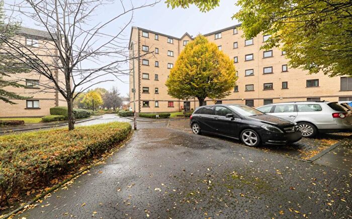 2 Bedroom Flat To Rent In Riverview Place, City Centre, G5