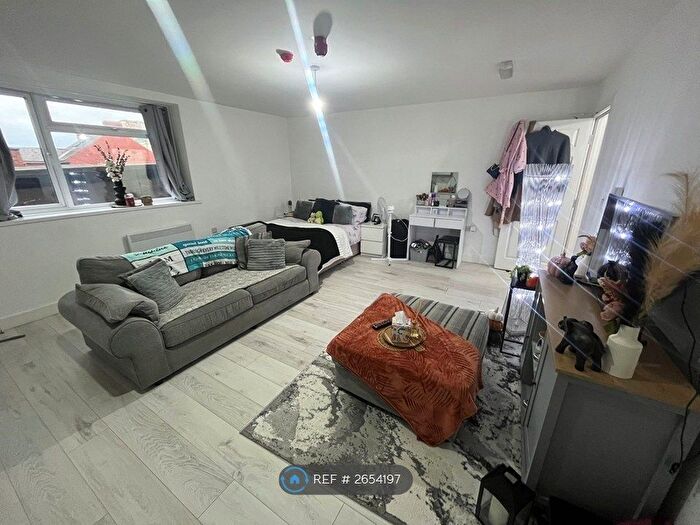 Studio To Rent In Knifesmith Gate, Chesterfield, S40