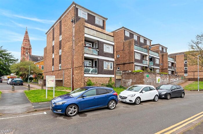 2 Bedroom Flat For Sale In Howard Road, Surbiton, KT5