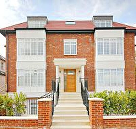 2 Bedroom Flat To Rent In Beechcroft Avenue, Golders Green, London, NW11