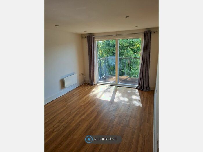 2 Bedroom Flat To Rent In Capitol Square, Epsom, KT17