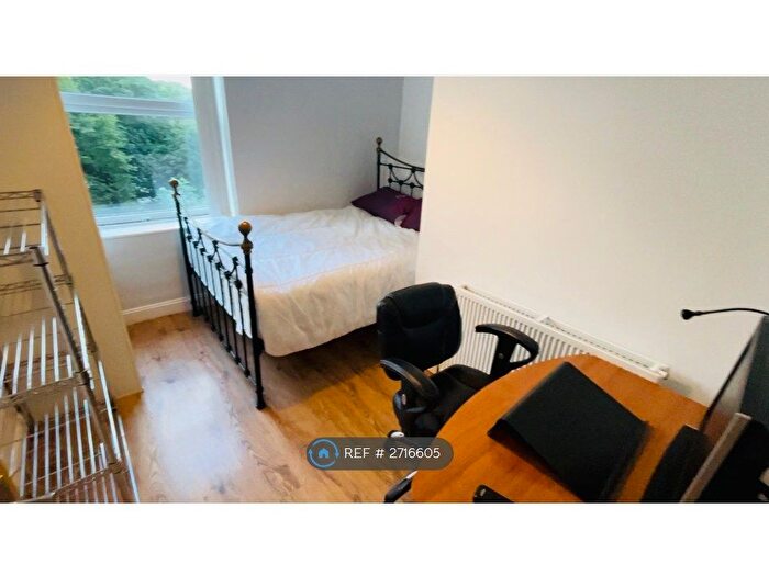 2 Bedroom Flat To Rent In Manchester Road, Huddersfield, HD4
