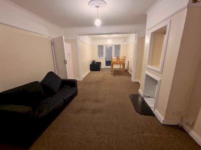 3 Bedroom Semi-Detached House To Rent In Dagnall Park Road, South Norwood, SE25