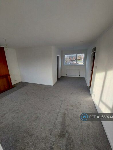 2 Bedroom Flat To Rent In Standfield Centre, Worsley, Manchester, M28