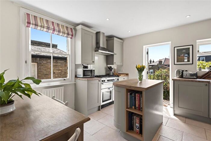 2 Bedroom Apartment For Sale In Ramsden Road, London, SW12