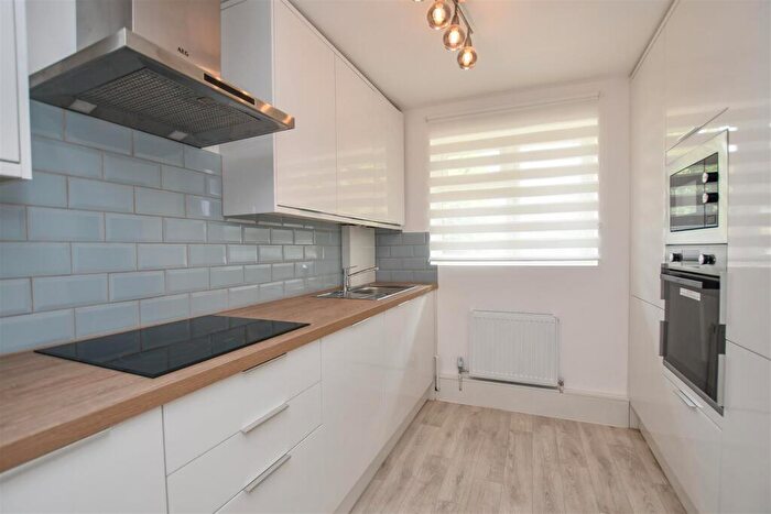 1 Bedroom Apartment For Sale In Fairhaven, Park Street Lane, Park Street, St. Albans, AL2