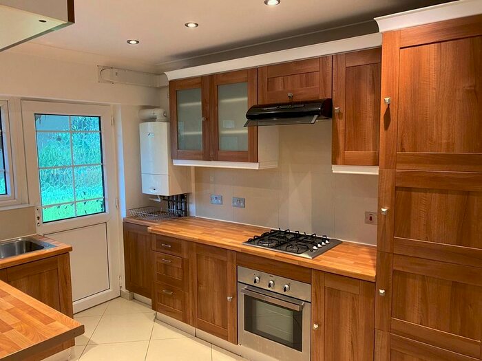 2 Bedroom Flat To Rent In Amblecote Road, London, SE12