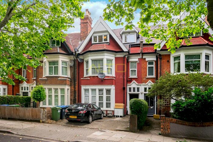 3 Bedroom Flat To Rent In Blenheim Gardens, London, NW2