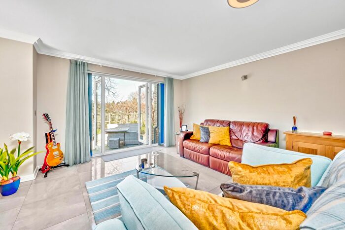 2 Bedroom Flat For Sale In Old Stocks Oak, Liss, Hampshire, GU33