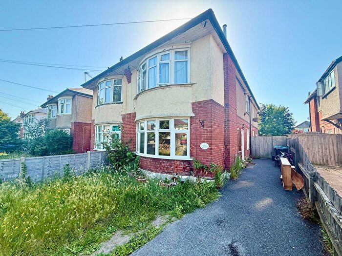 2 Bedroom Flat For Sale In Christchurch Road, Bournemouth, BH7