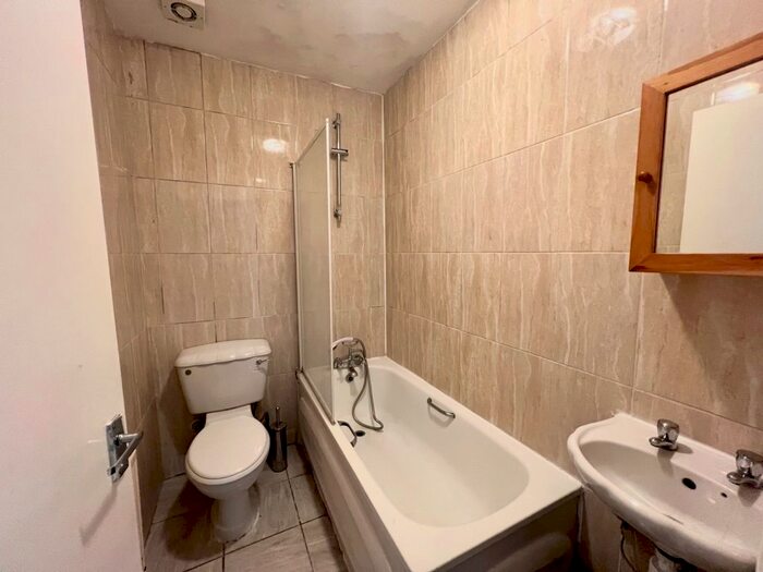 2 Bedroom Flat To Rent In Amersham Road, SE14