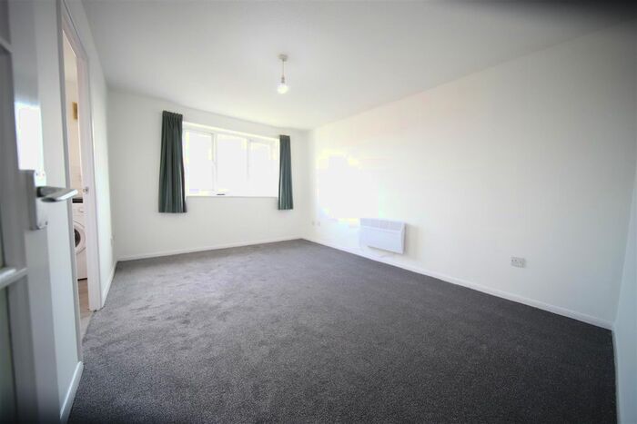 1 Bedroom Flat To Rent In Linwood Crescent, Enfield, EN1