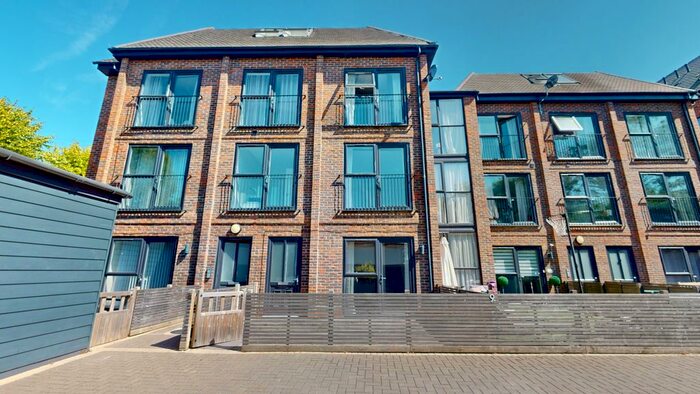 2 Bedroom Flat To Rent In Higher Drive, Purley, CR8