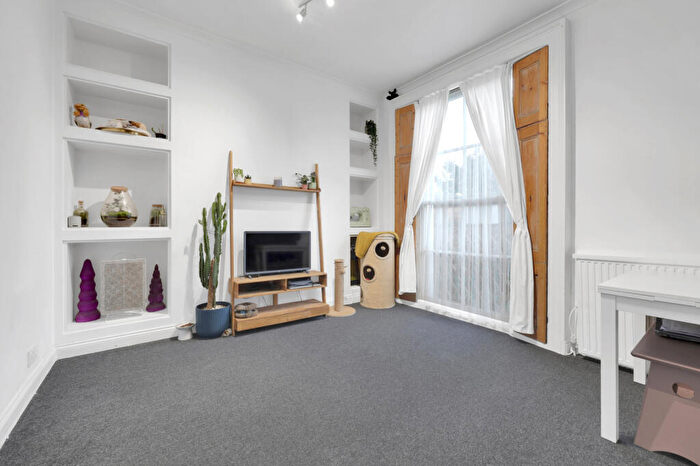 1 Bedroom End Of Terrace House To Rent In Leighton Road, Kentish Town, NW5