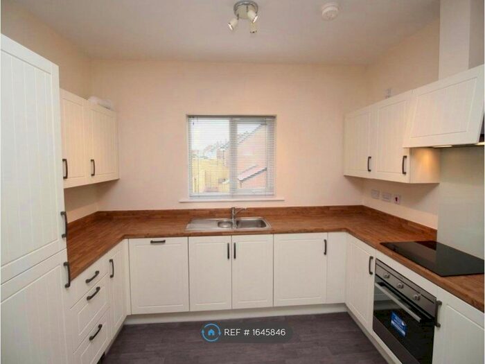 2 Bedroom Flat To Rent In Broomhouse Lane, Doncaster, DN12