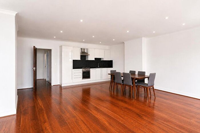 3 Bedroom Flat To Rent In Newman Street, London, W1T
