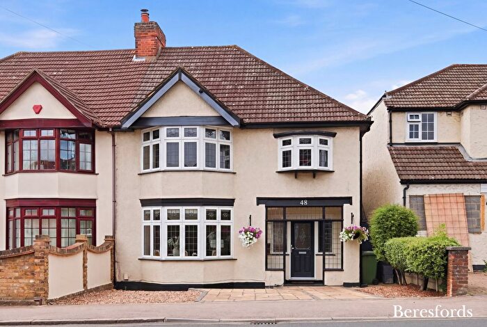 3 Bedroom Semi-Detached House For Sale In Slewins Lane, Hornchurch, RM11