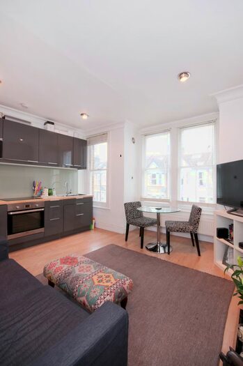 2 Bedroom Flat To Rent In Jessamine Road, London, W7