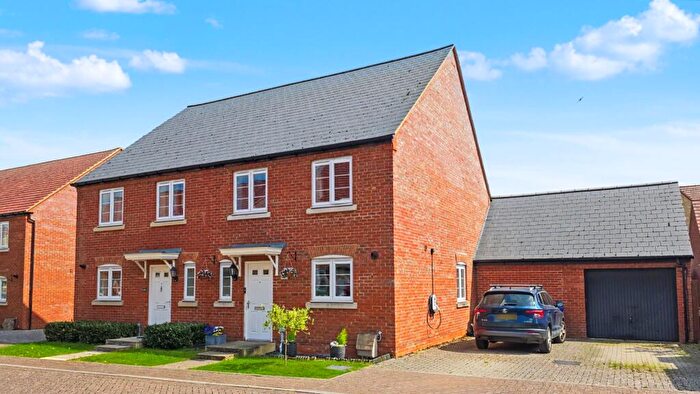 4 Bedroom Semi-Detached House For Sale In Wetherby Road, Bicester, OX26