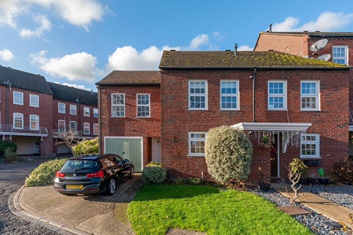 4 Bedroom End Of Terrace House For Sale In Post Lane, Twickenham, TW2