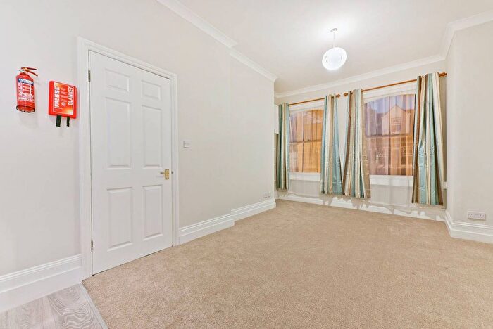 2 Bedroom Flat To Rent In Dalebury Road, Tooting Bec, London, SW17