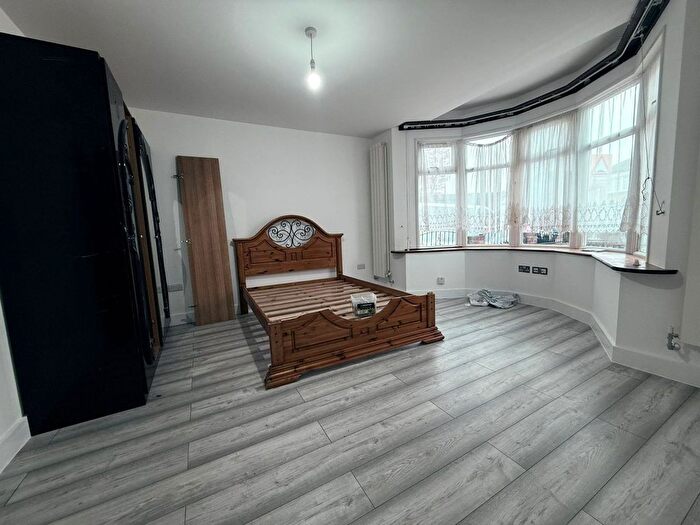 3 Bedroom Flat To Rent In Ilford, IG4