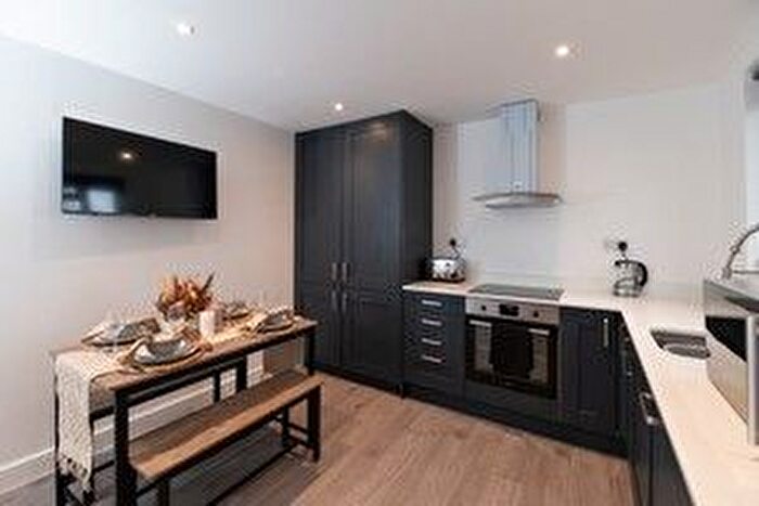 3 Bedroom Flat To Rent In Woodside Park Road, London, N12