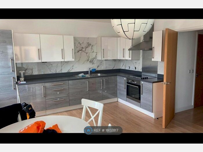 2 Bedroom Flat To Rent In Lakeside Drive, London, NW10