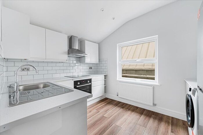 2 Bedroom Flat To Rent In King Street, Hammersmith, London, W6