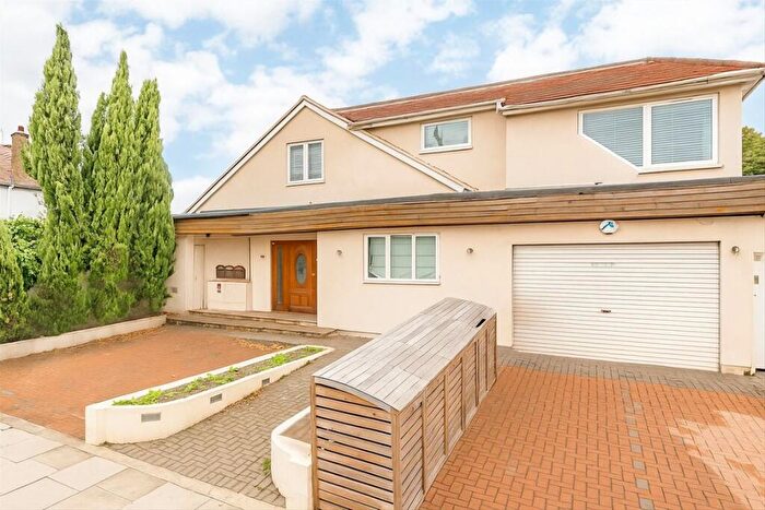 2 Bedroom Flat For Sale In Creighton Avenue, London, N2