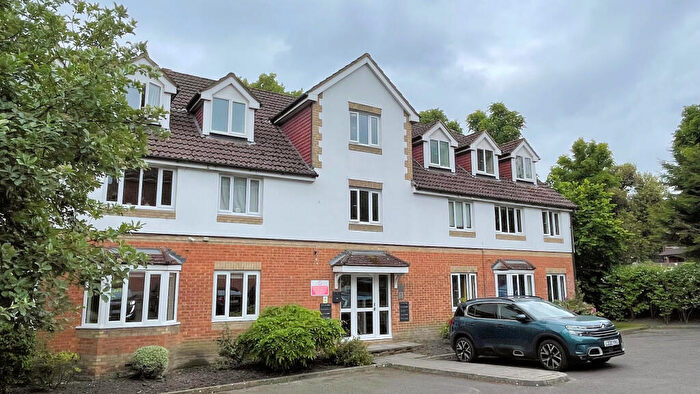 2 Bedroom Flat To Rent In Knaphill, Woking, GU21