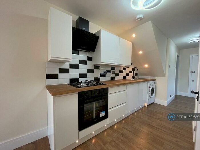 2 Bedroom Flat To Rent In Upper Clapton Road, London, E5