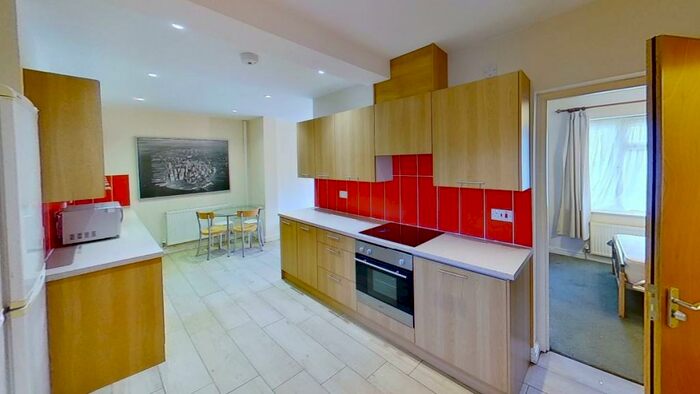 5 Bedroom Semi-Detached House To Rent In The Chase, Guildford, GU2