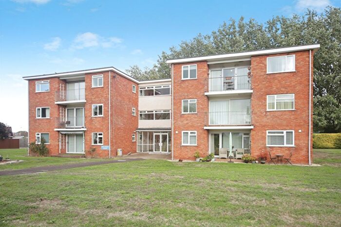 2 Bedroom Flat For Sale In Windsor Close, Taunton, TA1