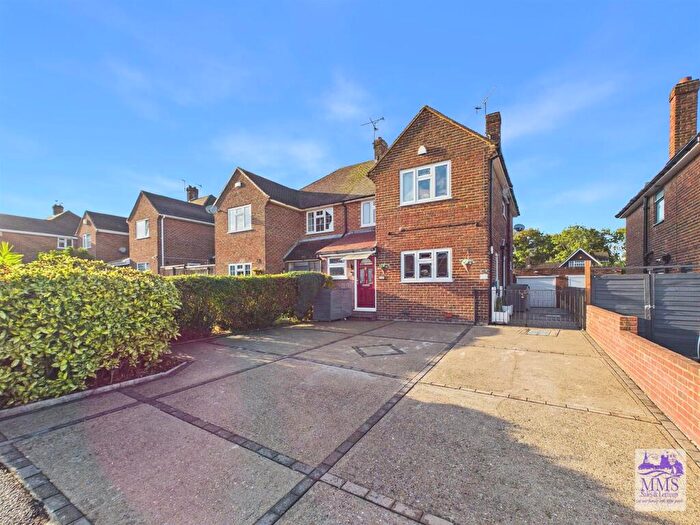 3 Bedroom Semi-Detached House For Sale In Stangate Road, Strood, ME2