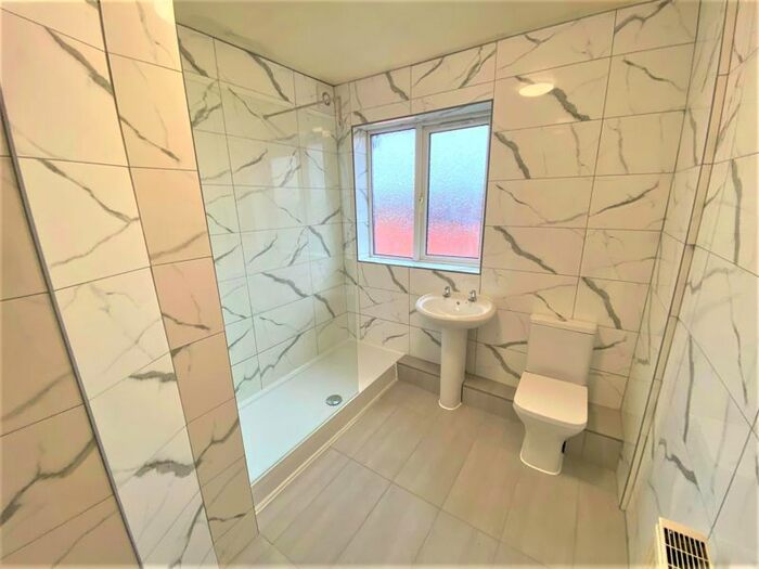 3 Bedroom Flat To Rent In My Street, Salford, M5