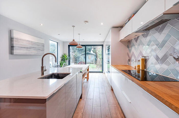 6 Bedroom Terraced House For Sale In Salisbury Road, Barnet, EN5