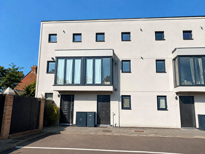 3 Bedroom Town House For Sale In Hallowell Gardens, Thornton Heath, CR7