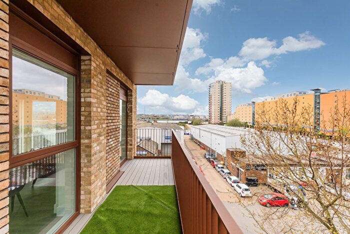 3 Bedroom Flat To Rent In Thames Road, London, E16