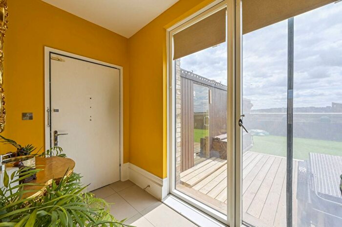 3 Bedroom Flat To Rent In Rendel Apartments, Lock Side Way, Royal Docks, London, E16